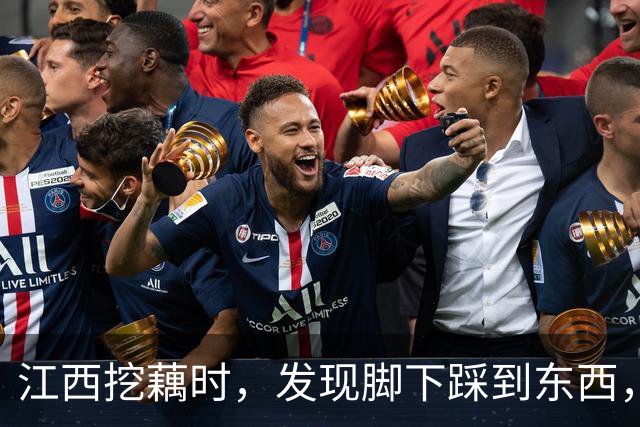 江西挖藕时，发现脚下踩到东西，众人合力将其挖出后全都傻眼